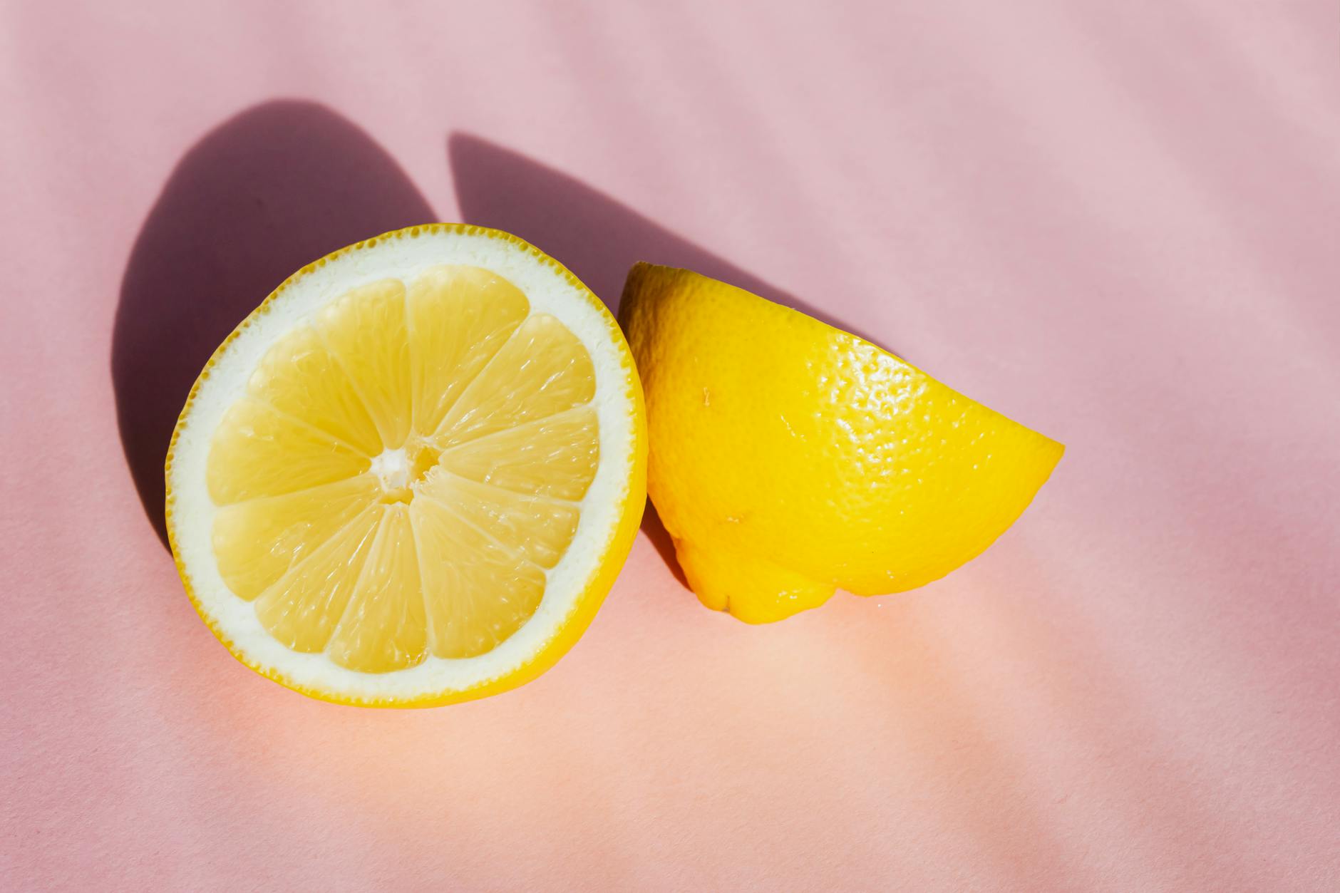 Vibradores de limón en diferentes colores sobre fondo amarillo brillante