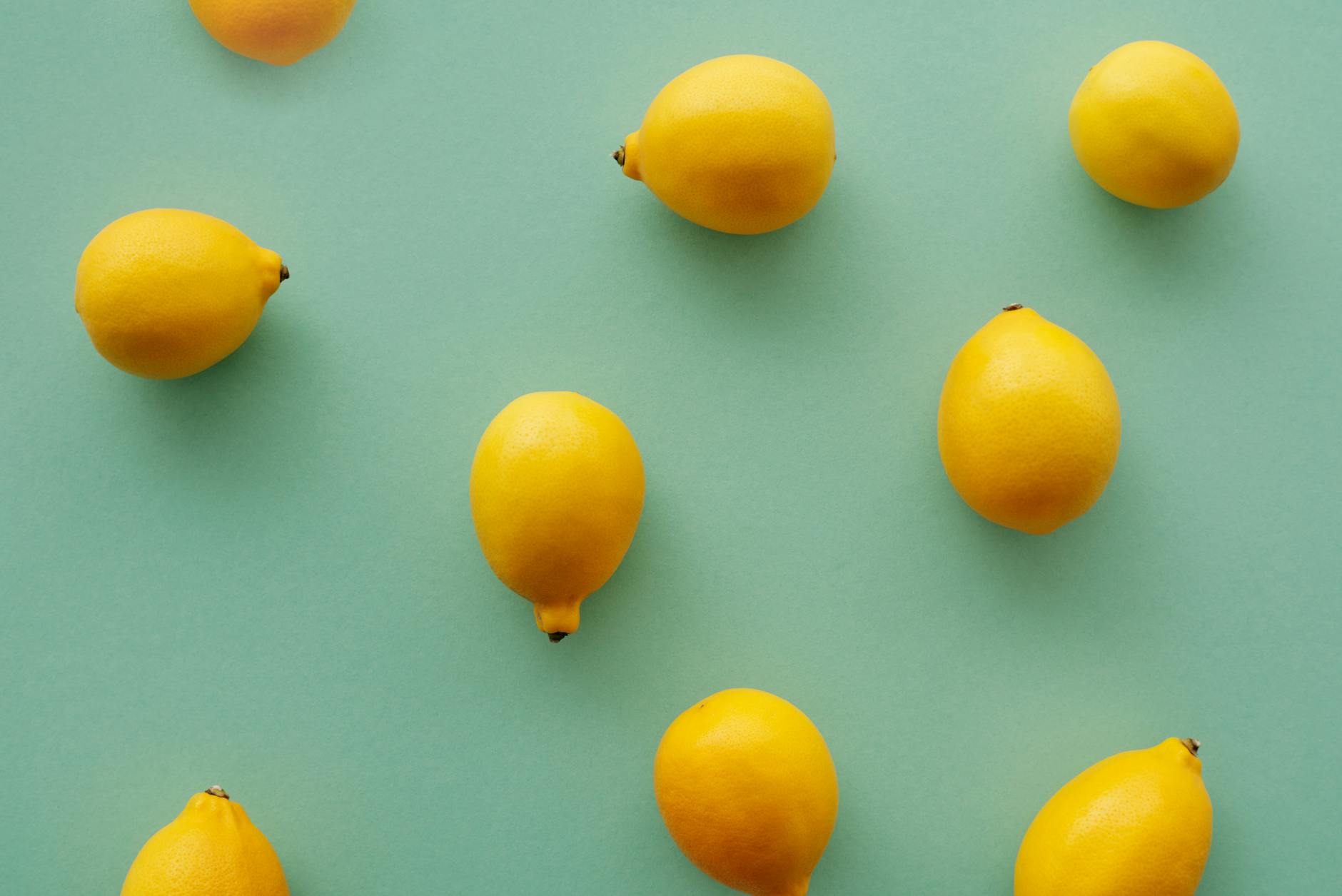Limones frescos y vibrantes representan la restauración sensorial y el placer renovado