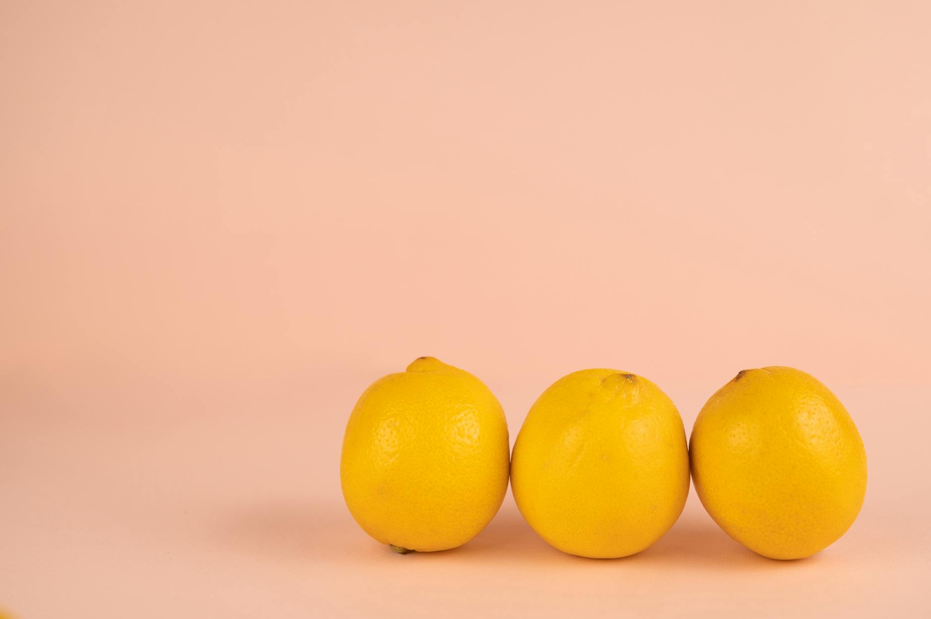 Limones vibrantes sobre fondo pastel, simbolizando renovación y vitalidad